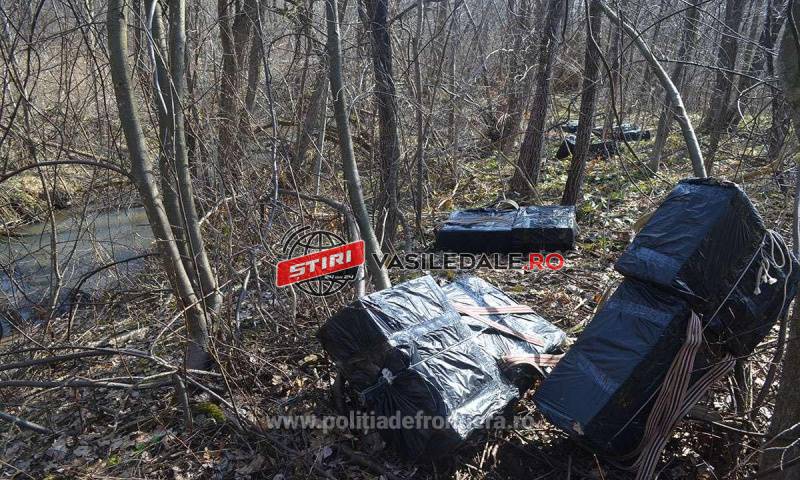 FOTO: CRĂCIUNEȘTI – Contrabandiști fugăriți cu focuri de armă din România în Ucraina. Țigările aruncate în râul Tisa