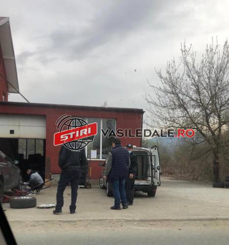 FOTO CITITORI: Șeful Poliției Locale Baia Mare își schimbă anvelopele mașinii personale în timpul serviciului