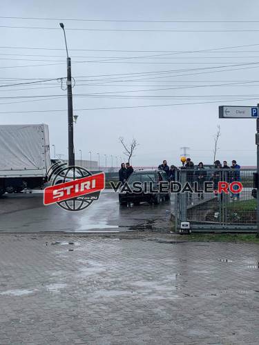 GALERIE FOTO: Accident pe Bd. Unirii. Implicat un camion de şcoală de şoferi