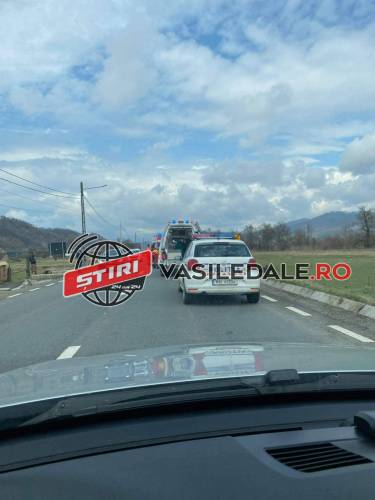 FOTO – ACCIDENT RUTIER: Bătrână de 84 de ani, lovită de o maşină la ieşirea din Berbești