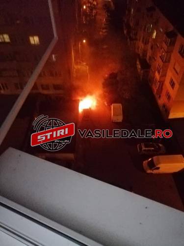 GALERIE FOTO: Maşină în flăcări pe bd. Decebal