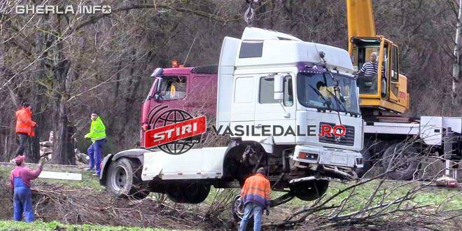 VIDEO: Un șofer din Baia Mare a ajuns cu TIR-ul în șanț la ieșirea din Gherla. L-au scos doar cu macaraua