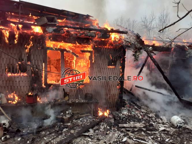 TRAGEDIE LA VIŞEU DE SUS: Trei persoane au ars de vii în casă. Incendiul a izbucnit de la un jar căzut din sobă (VIDEO, GALERIE FOTO)
