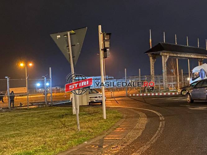 GALERIE FOTO: Accident de muncă la Metro. Un bărbat a fost prins între poarta automată și gard