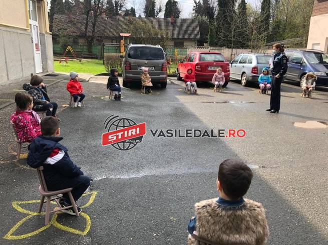 OASPETE SPECIAL: Ofițerul patruped Snow în vizită la grădinița „Ion Creangă” din Baia Mare