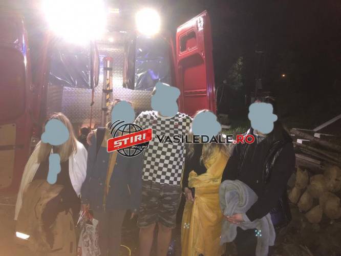 ACTUALIZARE 2: 9 adulți și un copil de 5 ani blocaţi pe malul barajului Firiza. Persoană înecată în pârâul Bloaja, din Rușor (VIDEO)