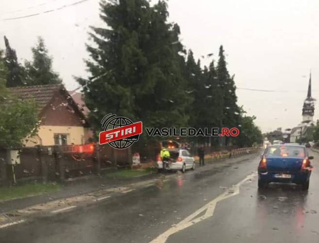 FOTO: Fată de 14 ani, lovită de o maşină pe trecerea pentru pietoni