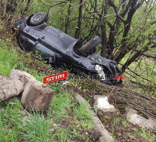 FOTO: Cu maşina în râpă în ziua de Paşti. Şoferul băut (actualizare)