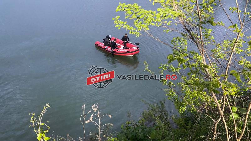 FOTO, VIDEO EXCLUSIV: Un şofer beat a plonjat cu maşina în balastiera Sarasău. Pasagerul s-a înecat (actualizare)