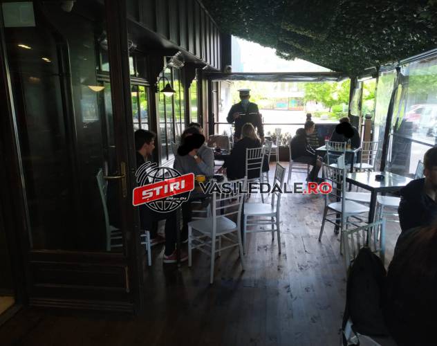 Polițiștii „au strigat catalogul”… Liceeni prinși prin cafenele în timpul orelor