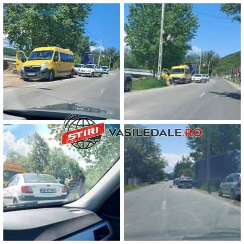 FOTO EXCLUSIV: Microbuzul şcolar din Bârsana, lovit de o maşină. 10 elevi au scăpat teferi