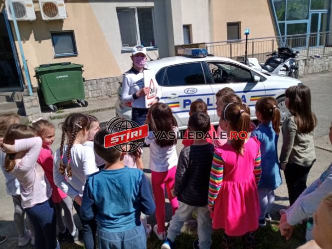 MICUL PIETON: Poliţiştii Biroului Rutier – în mijlocul micilor pietoni de la grădiniţa Otilia Cazimir