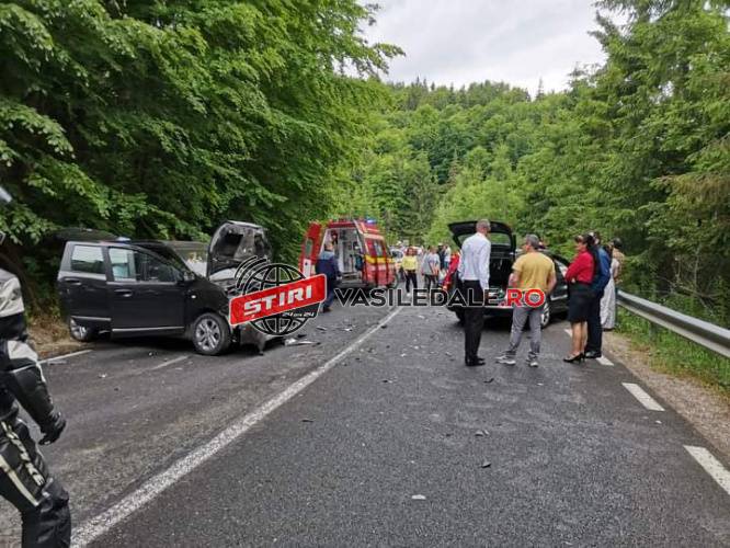 FOTO – Impact groaznic între două mașini pe DJ184 la Cavnic – actualizare