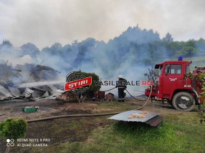 FOTO/VIDEO: O casă fost mistuită de flăcări la Săcel. Foc și la Ciocotiș