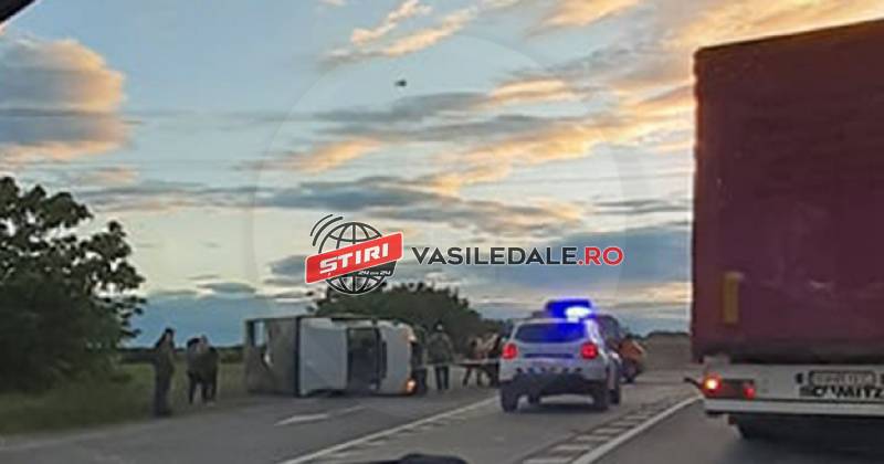 FOTO, VIDEO: Un maramureşean s-a răsturnat cu camionul într-un sens giratoriu din zona Halmeu