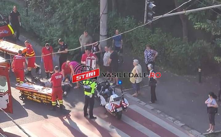 FOTO / ACTUALIZARE: Accident pe strada Victoriei. Două persoane lovite pe trecerea pentru pietoni