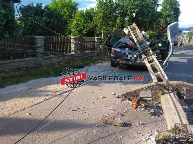 FOTO: Şofer încarcerat la Negreşti. S-a izbit cu maşina de un stâlp de electricitate