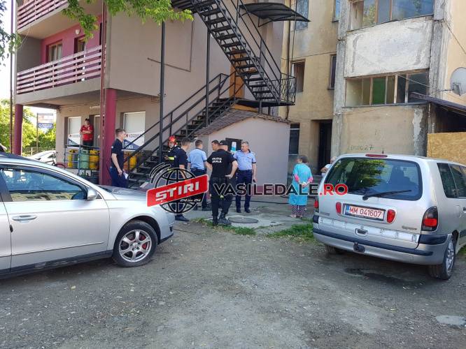 FOTO, VIDEO: EXPLOZIE LA SIGHETU MARMAŢIEI: Incendiu de proporții într-un bloc de garsoniere. Bărbat grav rănit – actualizare