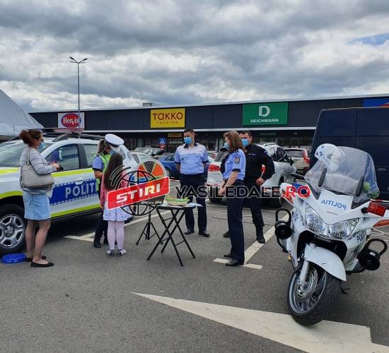 Să mai fim copii măcar pentru o zi! Poliţiştii băimăreni, aproape de copii cu jocuri și sfaturi utile Să mai fim copii măcar pentru o zi! Poliţiştii băimăreni, aproape de copii cu jocuri și sfaturi utile