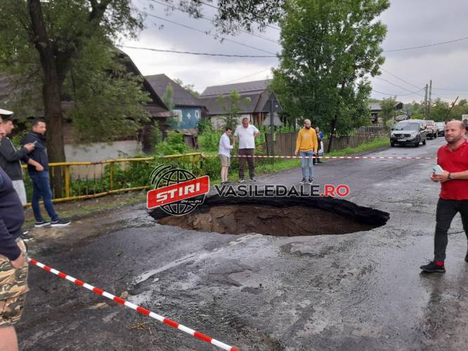 Galerie foto: S-a prăbușit podul iar traficul rutier pe DN17C Săcel – Moisei a fost închis. Vezi varianta ocolitoare