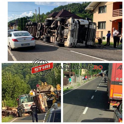 FOTO EXCLUSIV: Șoferul unui TIR beat criță s-a răsturnat cu mastodontul plin cu cherestea la Moisei – actualizare