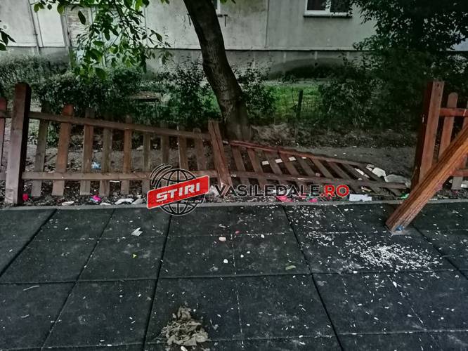 FOTO – DEZOLANT: Parcul din spatele blocului de pe str Mărășești 11 plin de gunoaie și lăsat în paragină