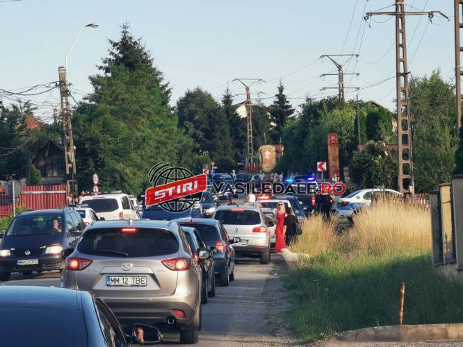 FOTO – Scandal la Castel Transilvania. Direct din piscină mascații au săltat 8 scandalagii pentru a-i amenda