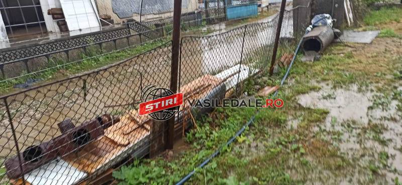 FOTO / VIDEO CITITORI: Locuitorii din Hideaga se plâng că din cauza lucrărilor la drum grădinile lor sunt inundate