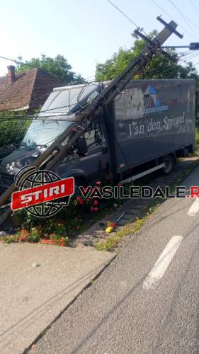 ACCIDENT LA ICLOD: O șoferiță de 21 de ani din Maramureş s-a izbit cu mașina de un stâlp