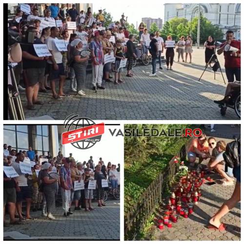 FOTO/VIDEO: Băimărenii protestează cu pancarte şi lumânări în faţa Palatului de Justiţie din Baia Mare