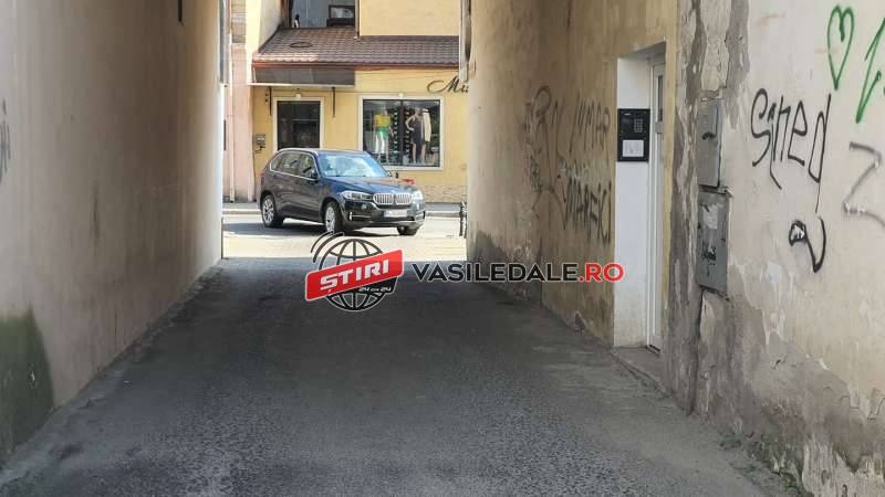 SIGHETU MARMAŢIEI / FOTO: Sunt șofer de bemveu și mă doare-n… Un șofer nesimțit a blocat timp de zeci de minute accesul în cartierul Nucului