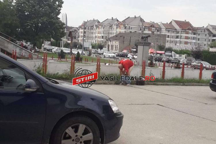 FOTO / SIGHETU MARMAŢIEI: Seria nesimțirilor continuă. Un bărbat și-a făcut nevoile în văzul a zeci de trecători fără nicio jenă, în fața Bisericii greco-catolice