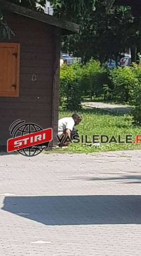 SIGHETU MARMAŢIEI: În lipsa unei toalete publice, un bărbat și-a făcut nevoile în plină zi în Parcul central cu sute de trecători de față