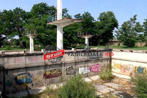 În plină caniculă, mai multe ştranduri stau închise și invadate de buruieni. Cele mai elocvente exemple: ștrandul și bazinul din BAIA MARE (foto/video)
