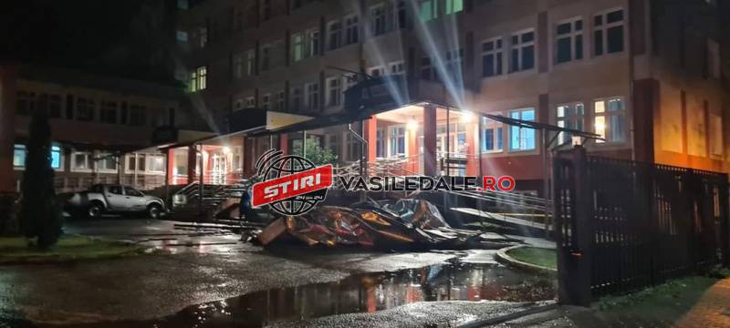 FOTO / VIDEO – Acoperișul Spitalului din Târgu Lăpuș a fost luat de vânt. Acoperiș distrus și la Borșa. Traficul blocat pe Cavnic de copacii doborâți pe șosea