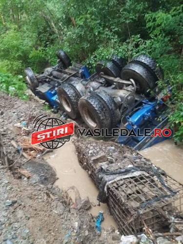FOTO EXCLUSIV: S-a răsturnat cu basculanta într-o vale din Borșa