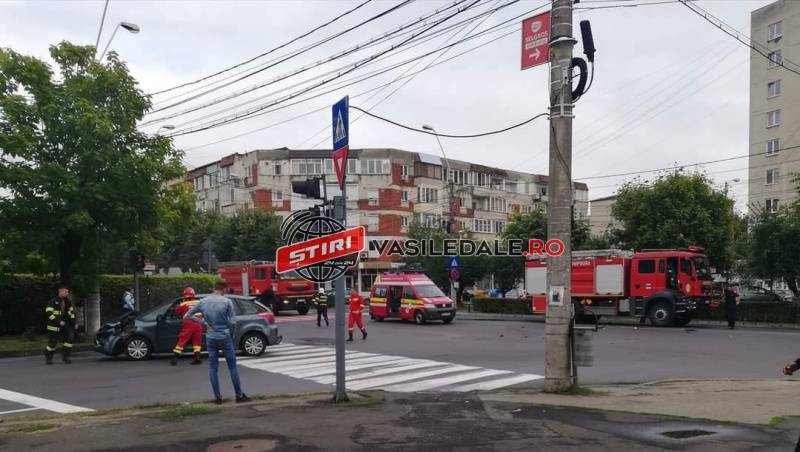 FOTO: Un autoturism condus de un sofer baut s-a ciocnit de o autospecială a pompierilor aflată în misiune în intersecția de la Buclă