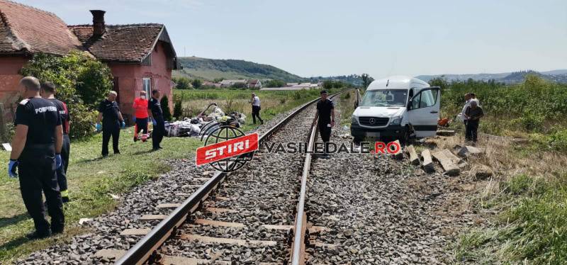 Foto/video – ACCIDENT GRAV: 8 victime după ce un microbuz a fost lovit trenul interegio Baia Mare – Cluj în URIȘOR