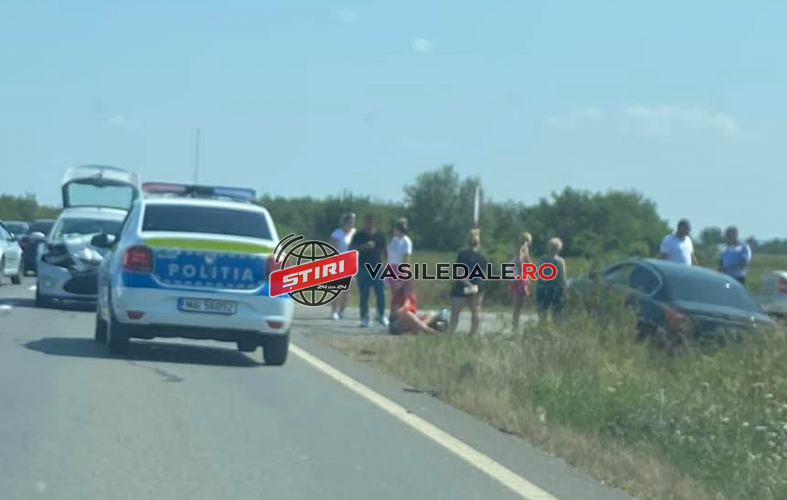 FOTO – Accident înte Apa și Seini, pe DN1C. O mașină a fost aruncată de pe drum