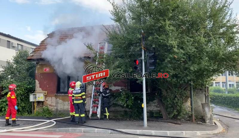 FOTO, VIDEO / ACTUALIZARE: O casă de pe strada Progresului a luat foc. Pompierii solicitaţi din nou la aceeaşi casă