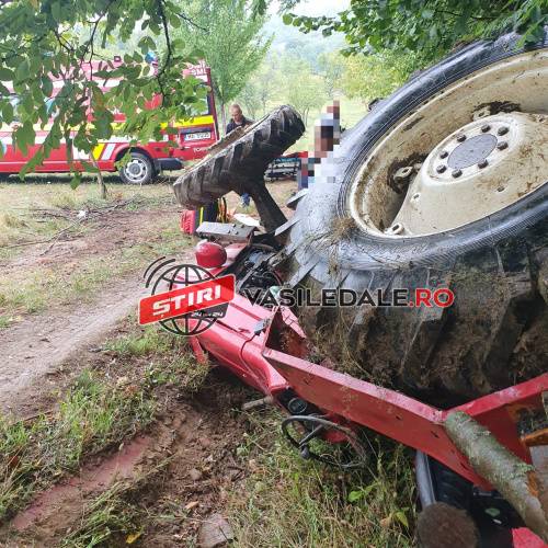 TRAGEDIE LA DRAGOMIREȘTI: Un bărbat s a răsturnat cu tractorul si a murit
