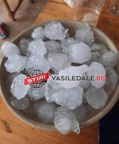 FOTO, VIDEO: COD ROȘU – Furtuna a lovit Seiniul, Săbișa, Ilba și Handalul Ilbei! Mașinile și acoperișurile caselor au fost distruse