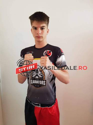 KICKBOXING: Alex Barta, drumul spre performanță. La doar 15 ani se bate în galele profesioniste Colosseum