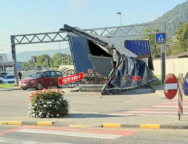 FOTO / SIGHETU MARMAŢIEI: Un şofer şi-a făcut praf vagonul TIR-ului (actualizare)