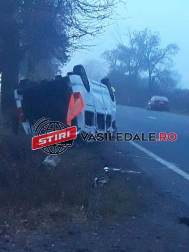 FOTO, VIDEO: Impact între un microbuz şi un autoturism la Cicârlău. Zece persoane implicate, doi raniti (ACTUALIZARE)