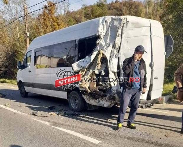 EXCLUSIV FOTO – Microbuz cu 12 călători lovit de un TIR în zona Rădeasa din Vișeu de Sus. Un minor și un bărbat au fost răniți (actualizare)