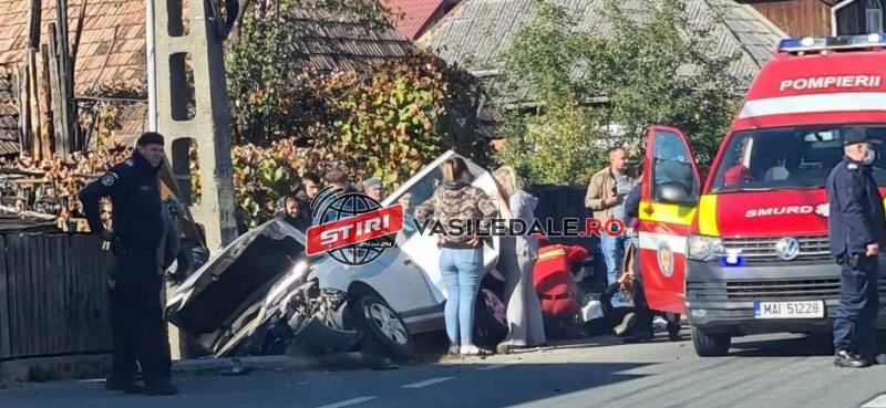 FOTO: Maşină răsturnată în şanţ la Berbeşti. 3 victime