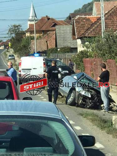 FOTO: Două victime după ce o maşină s-a izbit de un podeţ la Săbişa (actualizare)
