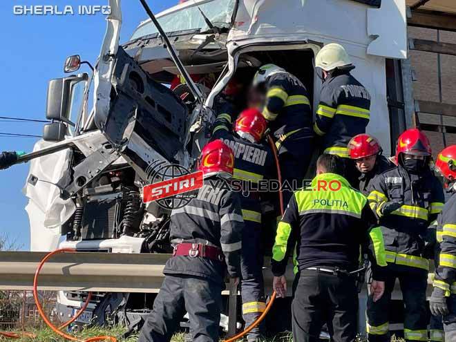 GALERIE FOTO: Accident la Livada, coliziune cu un TIR