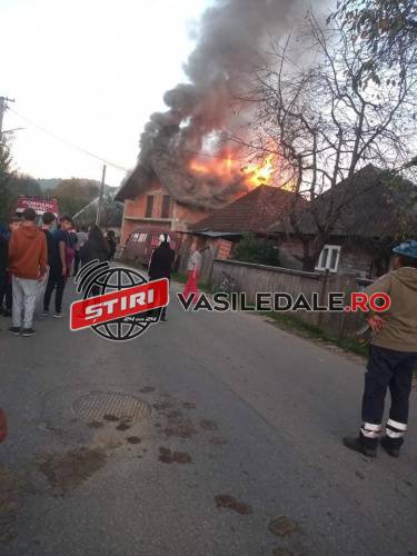 FOTO: A luat foc o casă din Strâmtura